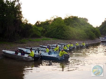 Fotos da cabine de comando e dos equipamentos e pessoal de apoio que acompanham o barco hotel TUMBIRA